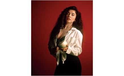 Mon Laferte se inspira en salones de baile para su disco “Norma”