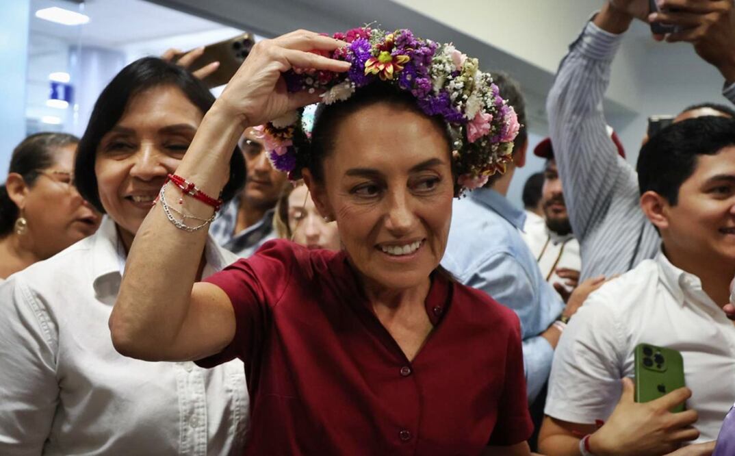 Sheinbaum fue recibida por decenas de personas en el aeropuerto de Villahermosa, Tabasco, ahí le colocaron coronas de flores y también se tomó fotografías entre sus simpatizantes. Foto: Diego Simón Sánchez/EL UNIVERSAL