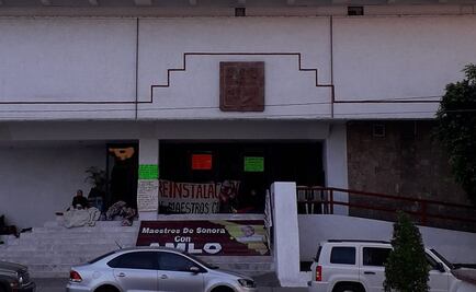 Maestros toman Congreso de Sonora; diputados entran por la puerta trasera
