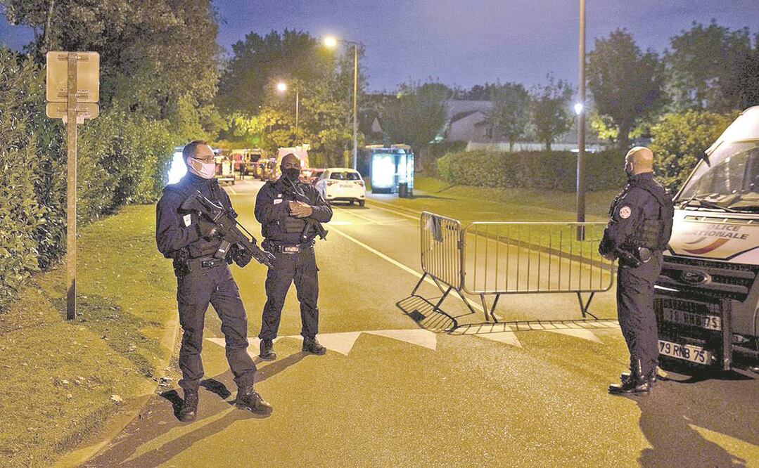 Oficiales franceses, donde el joven que decapitó a un profesor murió tras ser baleado por agentes, en Conflans-Sainte-Honorine. Foto: AFP