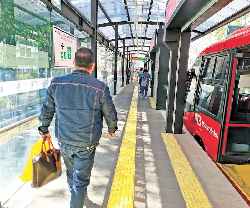 Las personas comienzan a utilizar las estaciones Eugenia y Pueblo de Santa Cruz Atoyac. Foto: EDUARDO HERNÁNDEZ. EL UNIVERSAL