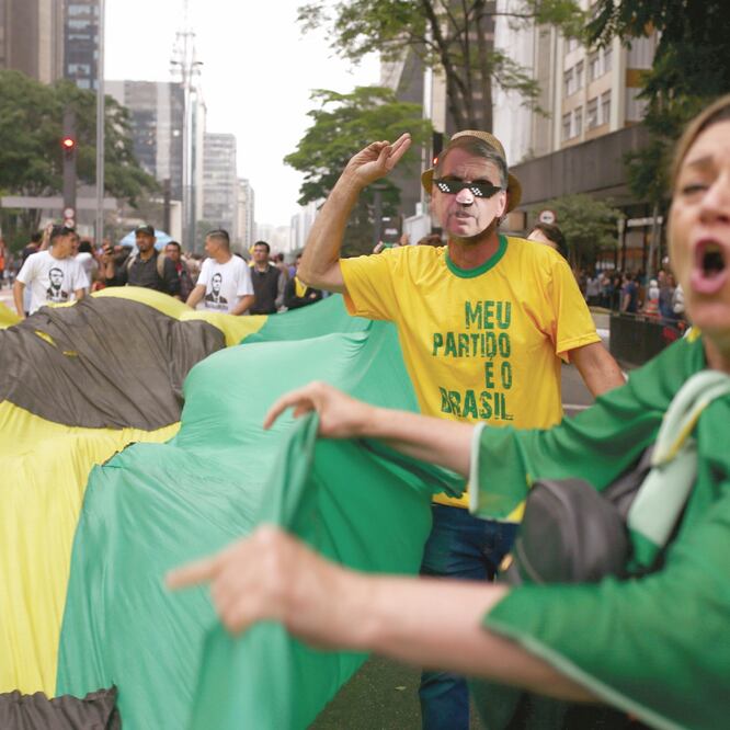 Partidarios del ultraderechista Jair Bolsonaro asistieron ayer a una manifestación en Sao Paulo, Brasil, para mostrar su apoyo al candidato presidencial. (AMANDA PEROBELLI. REUTERS)