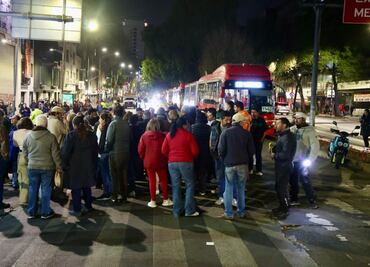 Vecinos de colonia Tabacalera bloquean Insurgentes Norte en rechazo de instalación de una feria; servicio del Metrobús está afectado