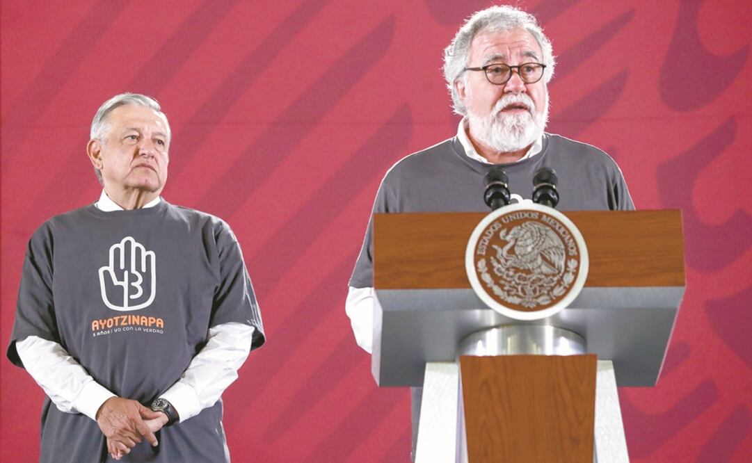 El presidente Andrés Manuel López Obrador y Alejandro Encinas, subsecretario de Derechos Humanos, Población y Migración, portaron ayer playeras alusivas a los 43 estudiantes desaparecidos de la Normal Rural Isidro Burgos. Foto: DIEGO SIMÓN. EL UNIVERSAl