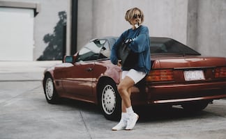 Con sudadera y tenis, Karol G brilla en nueva campaña de Reebok