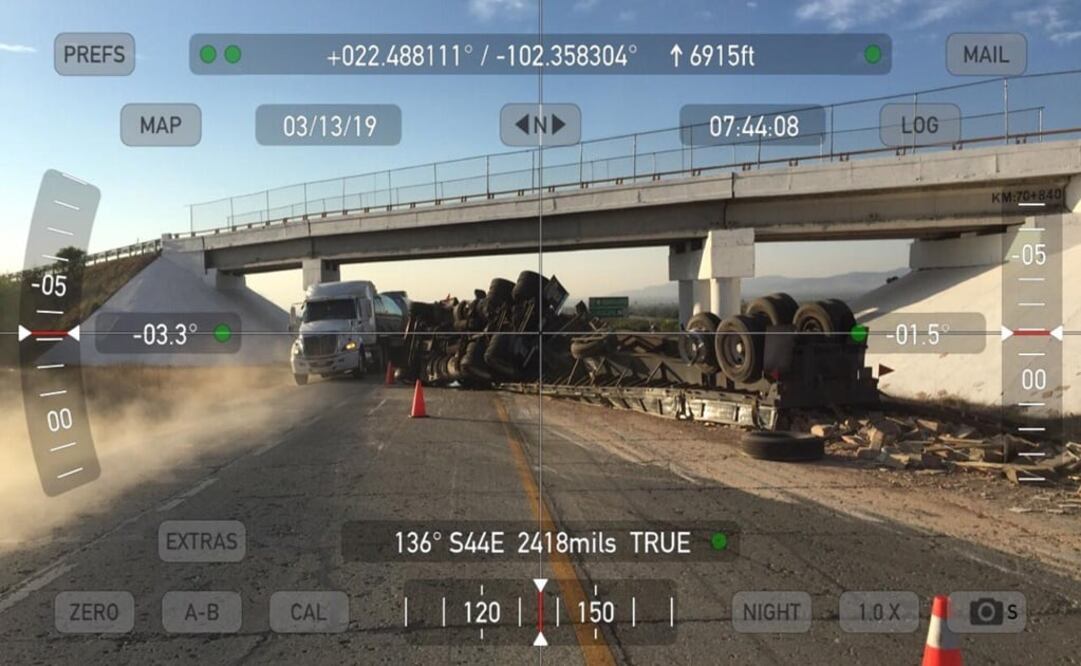 Aspecto de volcadura de un tracto-camión que transportaba vitropiso, en la carretera federal 45 Zacatecas-Aguascalientes. Foto: Policía Federal