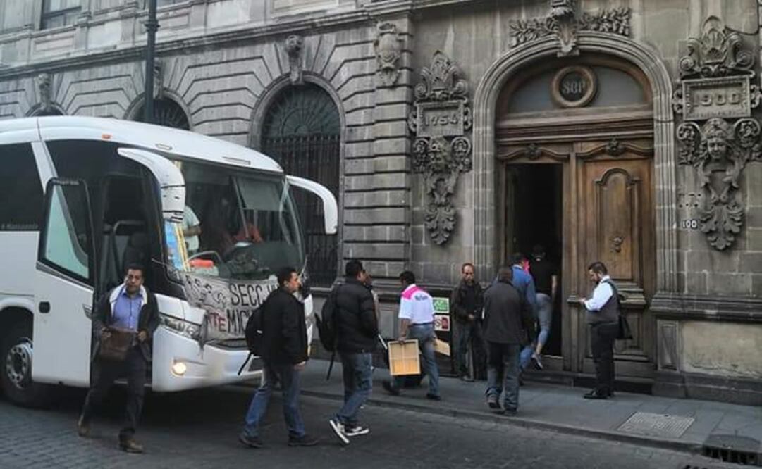 Integrantes de la Sección 18 de la Coordinadora Nacional de Trabajadores de la Educación arriban a instalaciones de la SEP (ESPECIAL)