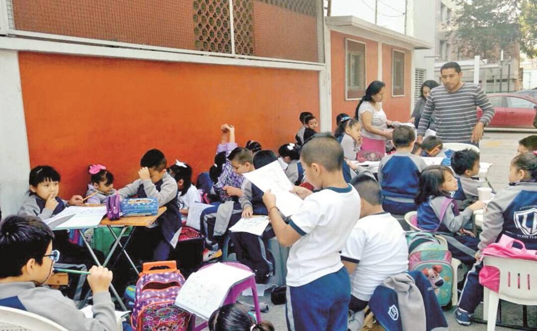 Alumnos de la escuela que encabezaba Bravo tomaron clases en la calle durante varios días. Foto: Archivo EL UNIVERSAL