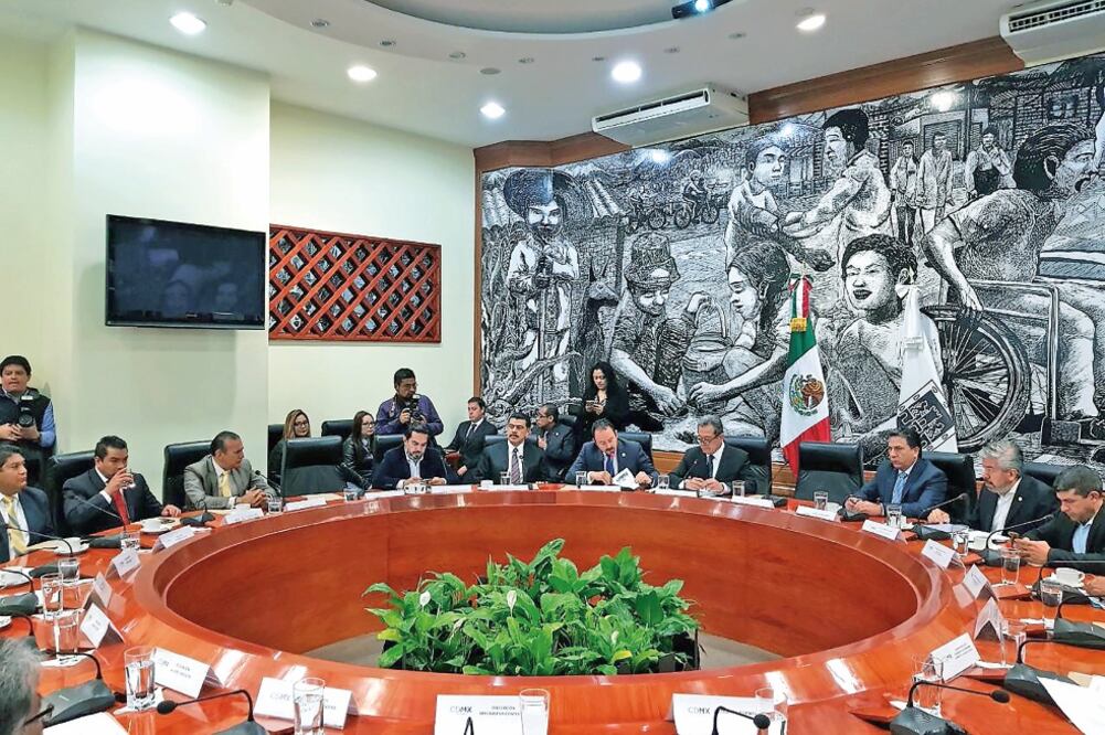 Autoridades del Gobierno de la Ciudad de México, delegaciones y dirigentes de partidos políticos se reunieron este jueves en el Antiguo Palacio del Ayuntamiento. (CORTESÍA)