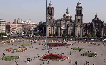 Corazones gigantes celebran el 14 de febrero en el Zócalo capitalino