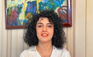 Irán arresta de forma "violenta" a la Nobel de la Paz, Narges Mohammadi
