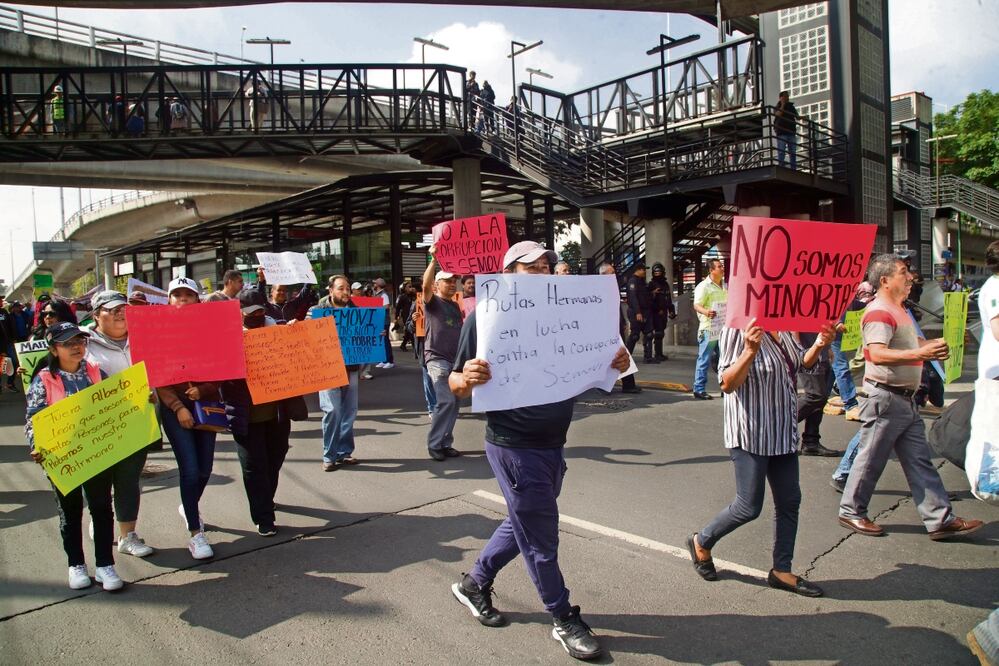 Un contingente de transportistas cerró la circulación del Eje 3 Oriente y calzada de Las Bombas para luego intentar marchar hacia el Zócalo, pero fueron encapsulados por elementos de la policía metropolitana. Foto: Germán Espinosa / El Universal