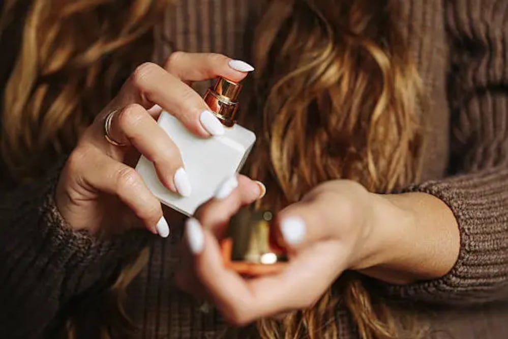 Un perfume pirata puede parecer real, pero si prestas atención a ciertos detalles puedes identificarlo. Foto: Unsplash