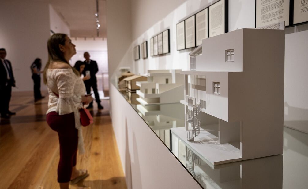 Recorrido por la exposición "Proscenios Literarios" del artista mexicano Jorge Méndez Blake. Foto: EFE/ Miguel Sierra.