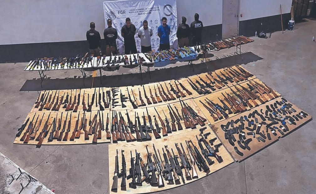 En Sabinas Hidalgo, Nuevo León, las autoridades federales detuvieron en agosto a tres personas que
transportaban desde Texas, Estados Unidos, un arsenal de alto poder destinado a grupos criminales en México. Foto: Tomada de X