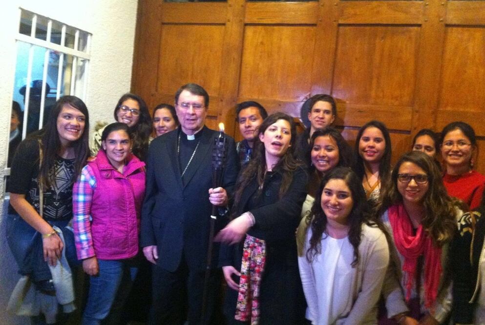 Jóvenes que participaron en la peregrinación entregaron la antorcha al nuncio apostólico Christophe Pierre. Foto: Especial