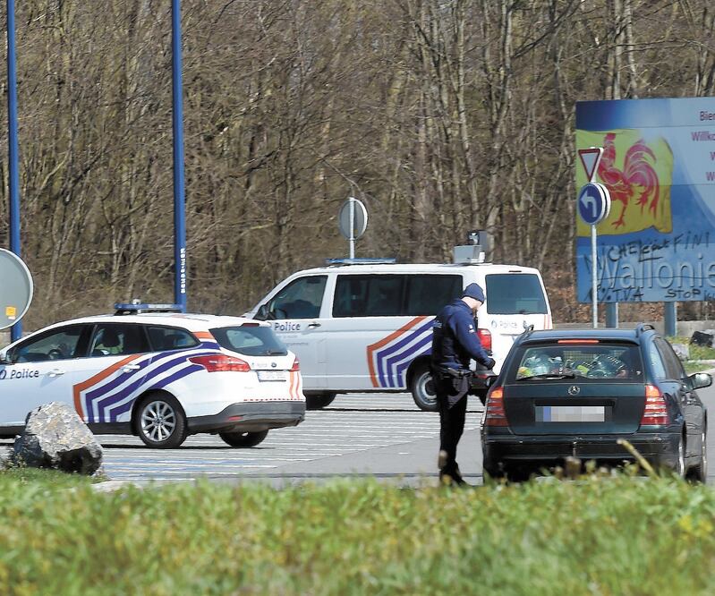 Autoridades belgas en la frontera entre su país y Francia, en Hensies. La nación europea contabiliza más de 15 mil casos y más de mil decesos por la enfermedad. Foto: FRANCOIS LO PRESTI. AFP
