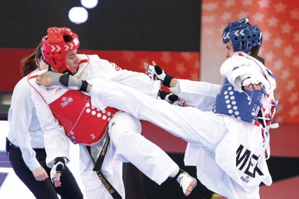 Saúl Gutiérrez (der.) se enfrentó al turco Servet Tazegen -68 kgs (MARIO GUZMÁN. EFE)