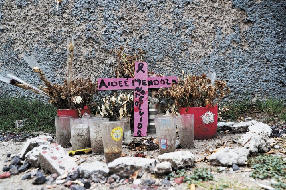En el Colegio de Ciencias y Humanidades Oriente se puso una cruz para recordar el asesinato de Aideé Mendoza, estudiante del plantel. Foto: VALENTE ROSAS. EL UNIVERSAL
