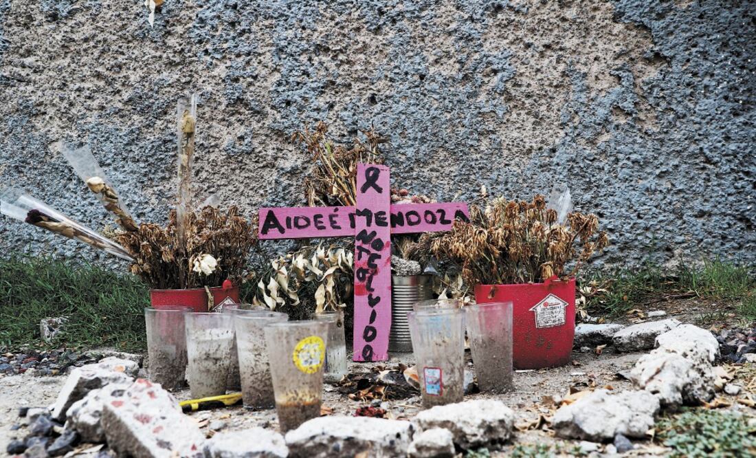En el Colegio de Ciencias y Humanidades Oriente se puso una cruz para recordar el asesinato de Aideé Mendoza, estudiante del plantel. Foto: VALENTE ROSAS. EL UNIVERSAL