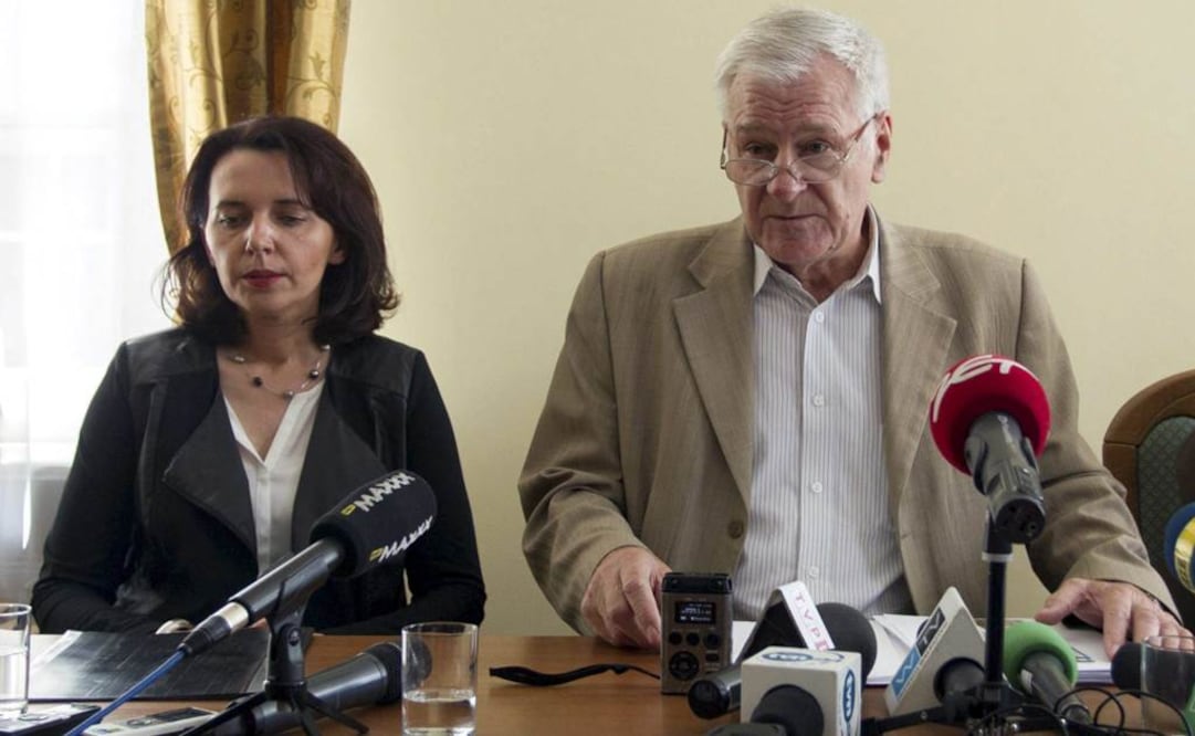 El vicealcalde de Walbrzych, Zygmunt Nowaczyk (d), junto a Malgorzata Sosnowska, representante de los dos cazatesoros que encontraron un antiguo convoy ferroviario nazi cargado de oro, durante una rueda de prensa en Walbrzych, Polonia. FOTO: EFE.