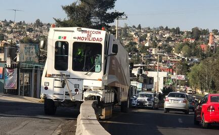 Usan máquinas de empresa OHL para construir carril reversible en Edomex