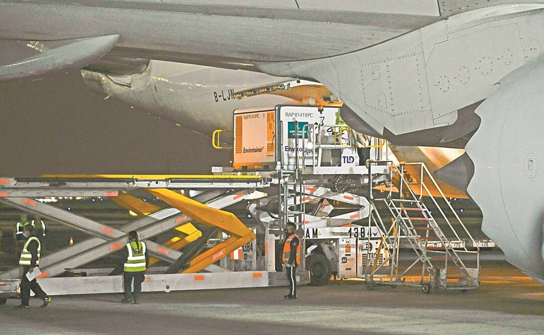 A las 05:20 horas de ayer, un avión con 800 mil vacunas CoronaVac, de China, aterrizó en el Aeropuerto Internacional de la Ciudad de México. Los biológicos serán aplicados en adultos mayores. Foto: XINHUA
