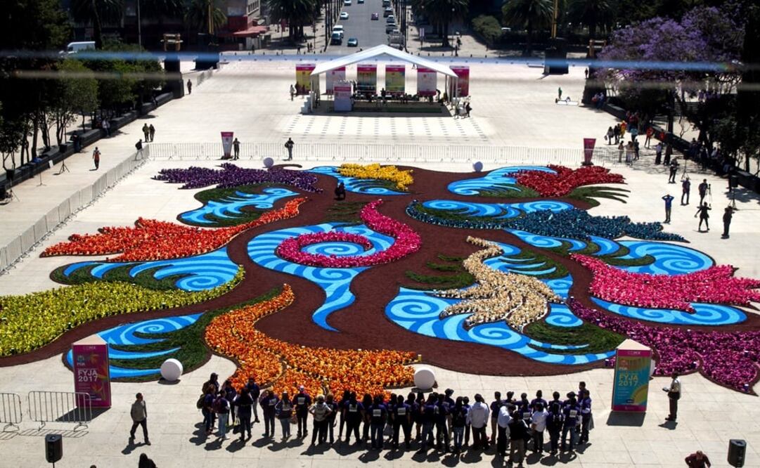 En la alfombra monumental participaron más de 200 voluntarios, incluidos artesanos de Huamantla, Tlaxcala. /Cuartoscuro