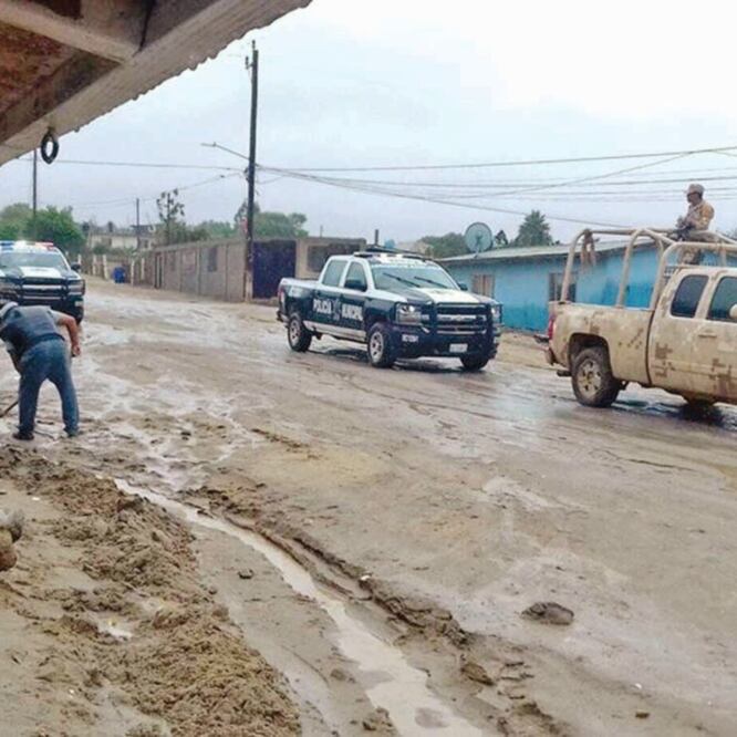 En San Quintín, Baja California, las calles se inundaron por Rosa . El gobernador Francisco Vega de Lamadrid instaló la mesa operativa para atender la emergencia. (EFE)
