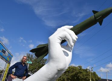 Escultor critica la insensatez en la era nuclear