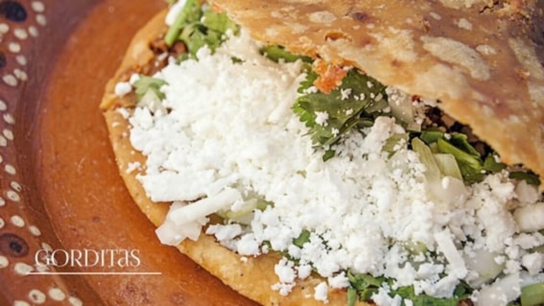 Prueba estas gorditas de chicharrón con relleno extra