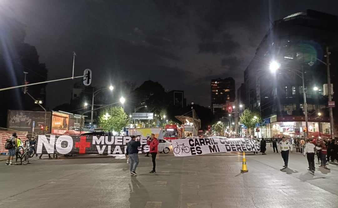 Colectivos ciclistas bloquean Avenida Insurgentes; exigen la renuncia del secretario de movilidad.
Foto: Especial.
