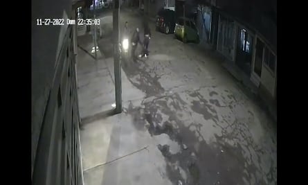 VIDEO: Dos ladrones intentar robar a una mujer de Ecatepec; ella gana el forcejeo y huye