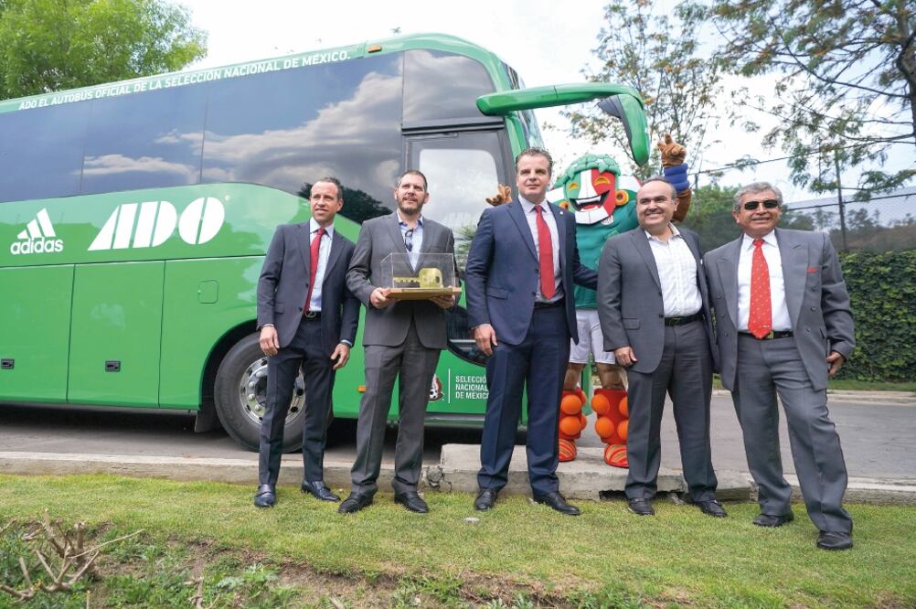 También conocido como Taqui (der.), tiene una década al volante del camión que transporta a la Selección Nacional. ( MARCOS DOMÍNGUEZ. IMAGO7 )