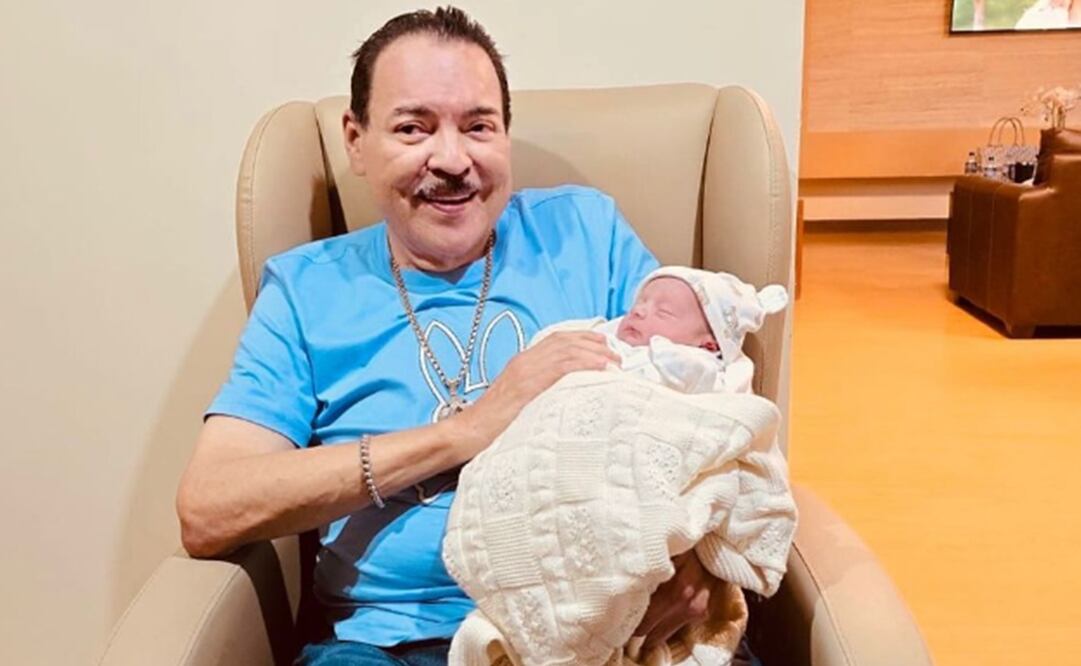Julio Preciado cargando a su nieto, hijo de Yuliana. Foto: Instagram oficial.