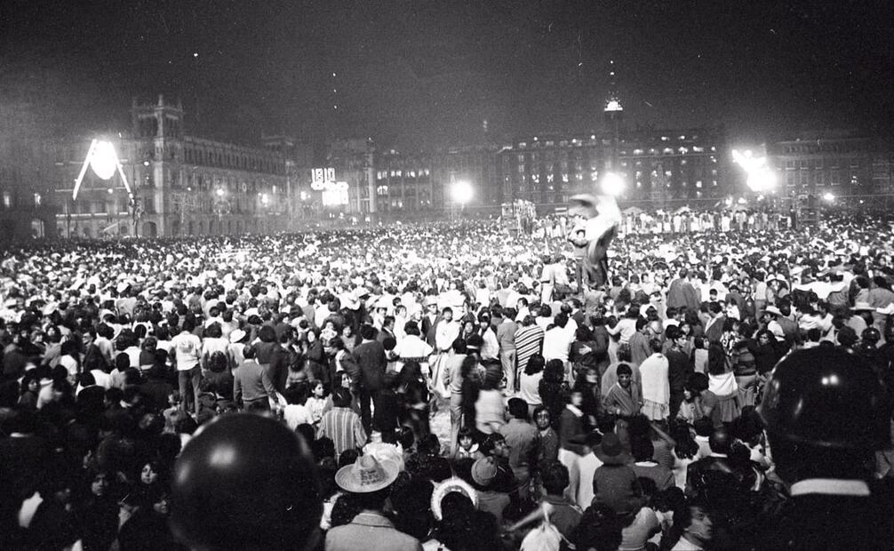 Mientras en los años 60 y 70 se permitía la entrada de hasta medio millón de personas en las noches del Grito de Independencia, a partir de los 80 se limitó a 100 mil, por temas de seguridad y vigilancia. Foto: Francisco King/Archivo EL UNIVERSAL.