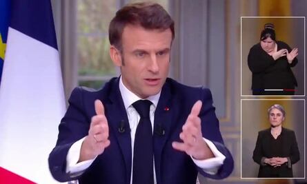 ¿De lujo o no? Macron se quita reloj durante entrevista: hablaba de la reforma de pensiones