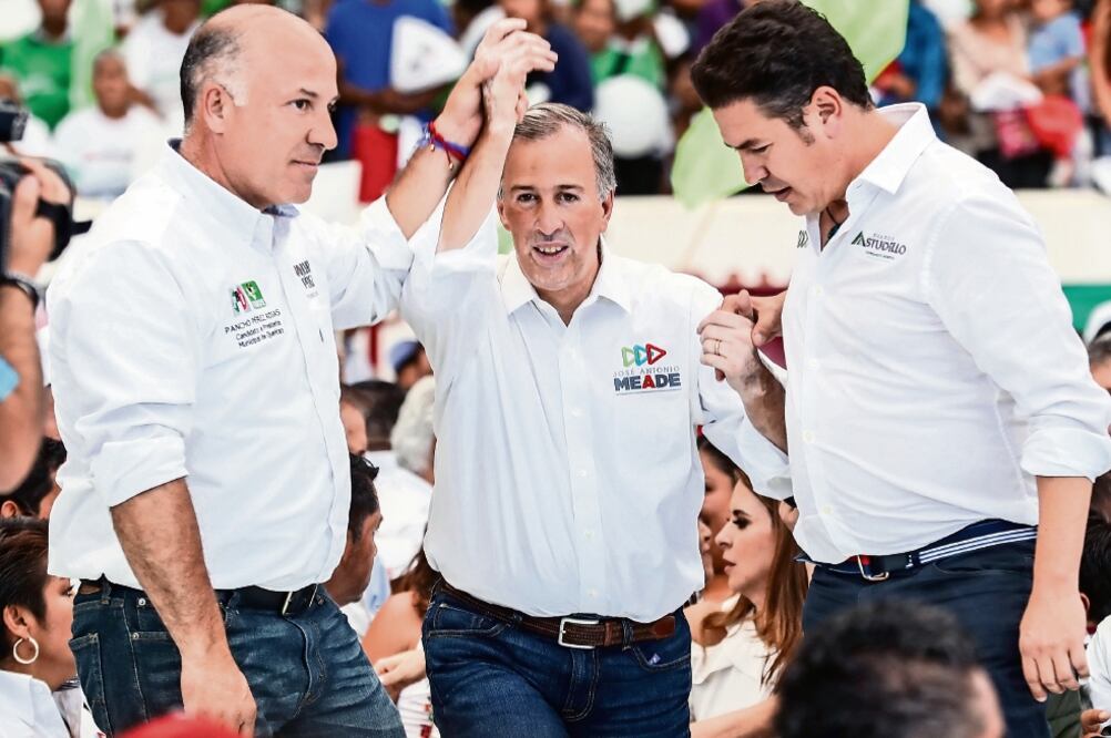 Flanqueado por los candidatos a las presidencias municipales de Querétaro, Pancho Pérez Rojas, y de Corregidora, Ricardo Astudillo, el abanderado del PRI, José Antonio Meade, durante un mitin en esa entidad (GERMÁN ESPINOSA. EL UNIVERSAL)
