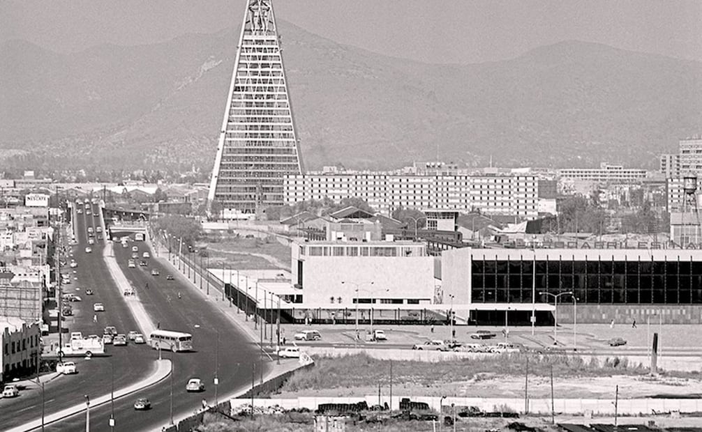 La vista del norte de la ciudad en los sesenta muestra la zona de modernización. A la izquierda se aprecia la avenida Insurgentes Norte, y del lado derecho, la estación del ferrocarril de Buenavista y el terreno que hoy ocupa Suburbia; en el fondo destacan la Torre Insignia y los edificios de Tlatelolco. Foto: Bob Schalkwijk.