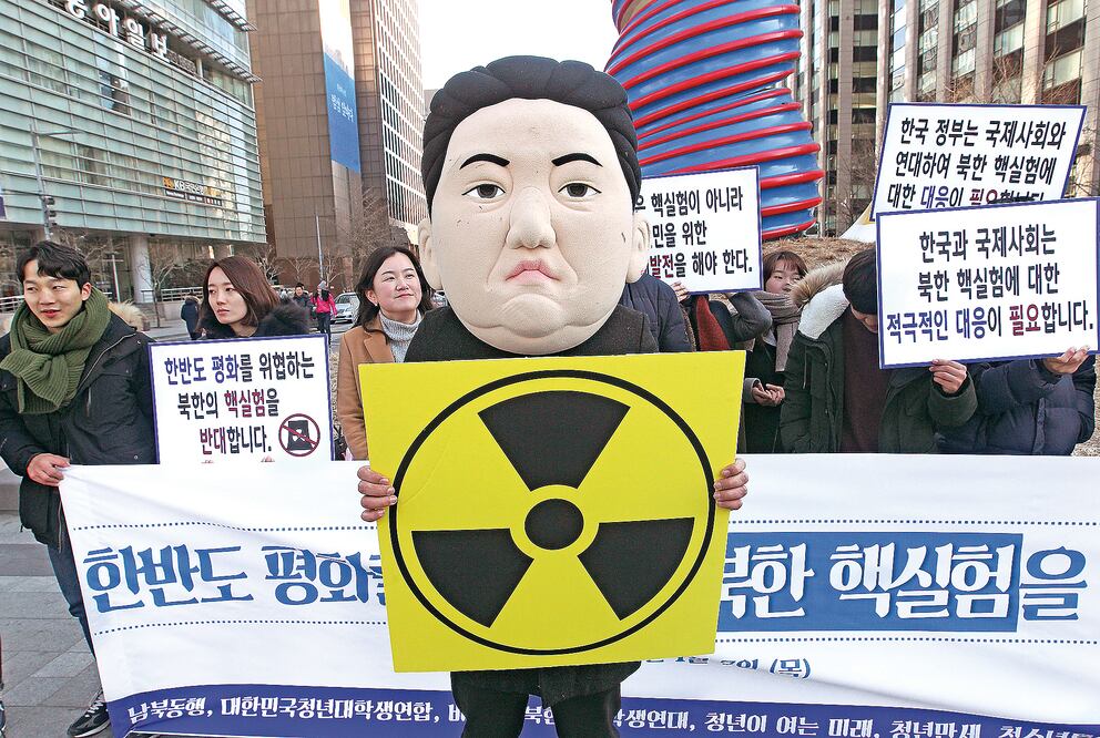 Un estudiante surcoreano disfrazado de Kim Jong-un, durante una protesta realizada el jueves en Seúl, tras el anuncio del ensayo nuclear norcoreano (AHN YOUNG-JOON. AP)
