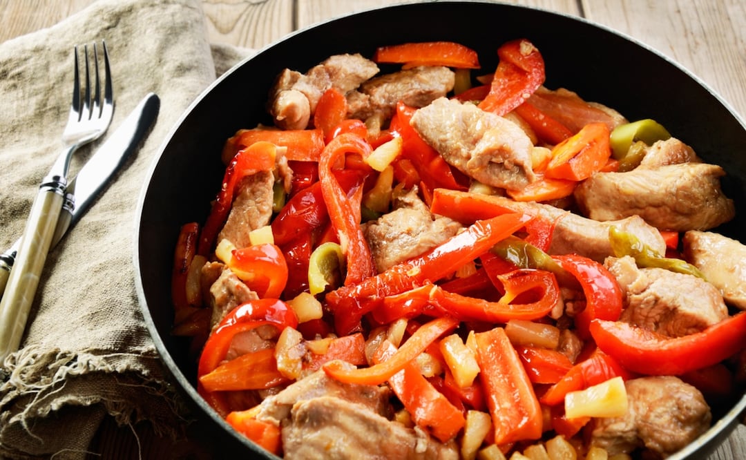 Plato de pollo con pimientos "al albañil". Foto: iStock