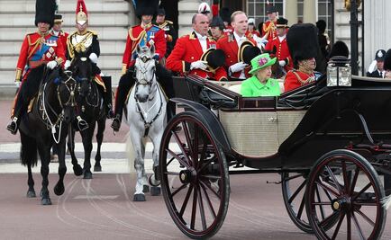 Preside reina Isabel II tradicional desfile militar
