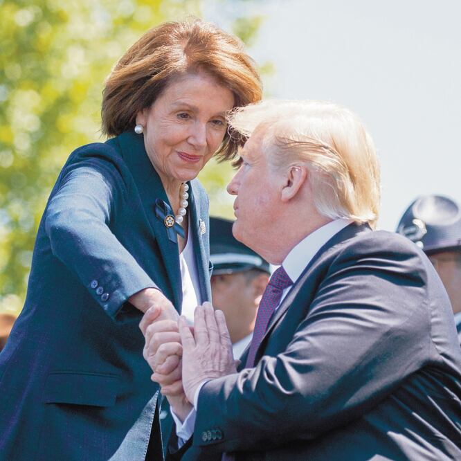 Nancy Pelosi, presidenta de la Cámara de Representantes, con el mandatario estadounidense, Donald Trump, ayer en el Capitolio, en Washington. EVAN VUCCI. AP