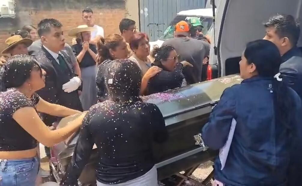 Familiares, amigos y vecinos de Aleyda Romero, quien fue una de las víctimas del multihomicidio. Foto: especial