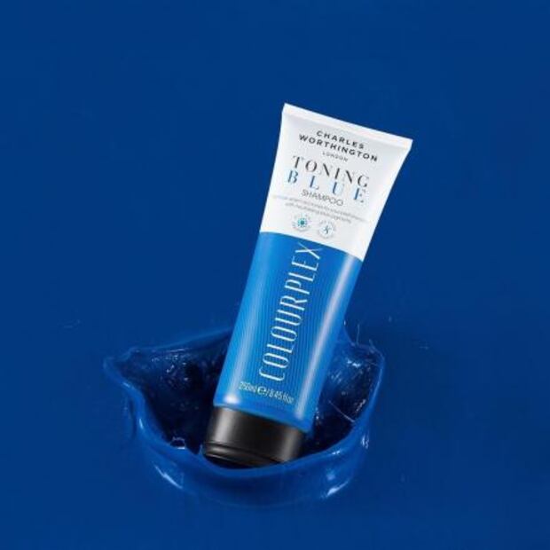 ¿Para qué sirve y cómo funciona el shampoo azul?