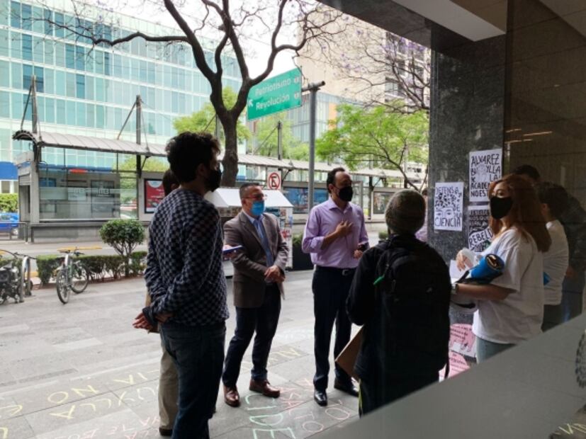 Estudiantes del CIDE "obligan" a Álvarez-Buylla que atienda sus demandas