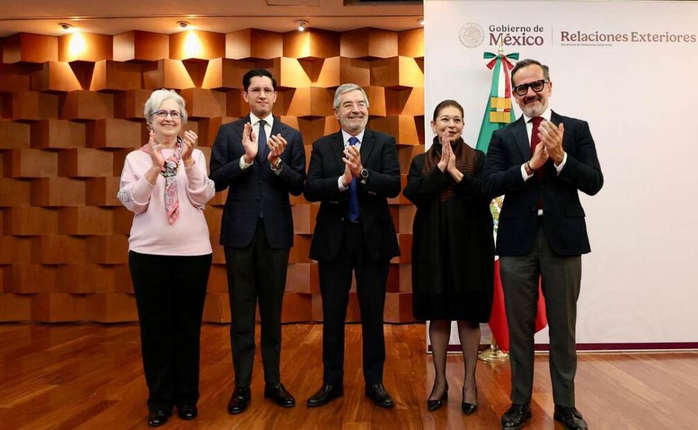 Canciller Juan Ramón de la Fuente sostiene encuentro con equipo ante de irse de licencia y reitera respaldo a Roberto Velasco. Foto: Especial