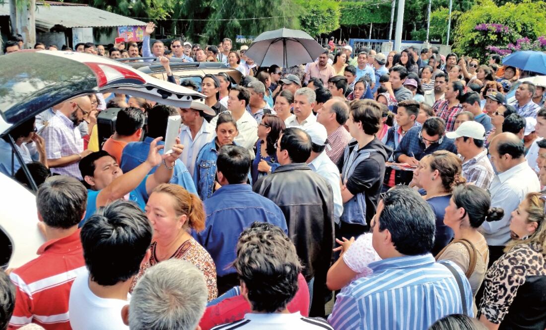 Padres de familia han llegado a romper cadenas y candados en exigencia de que sus hijos regresen a las aulas (FREDY MARTIN. EL UNIVERSAL)