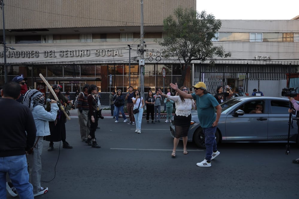 Manifestantes bloquean Calzada de Tlalpan; denuncian presunto abuso policial en manifestación previo al partido entre México y Portugal. (Foto: Gabriel Pano/ EL UNIVERSAL)