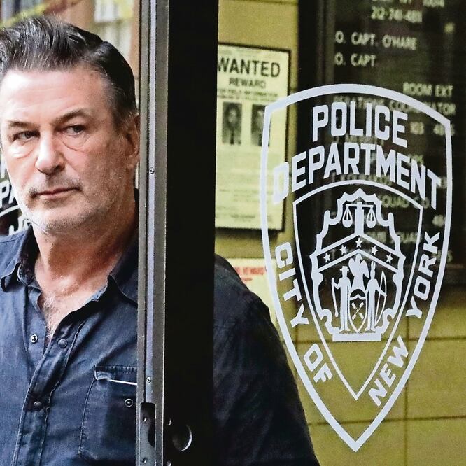 Alec estuvo unas dos horas en la estación de policía. Foto: ANDREW KELLY. REUTERS